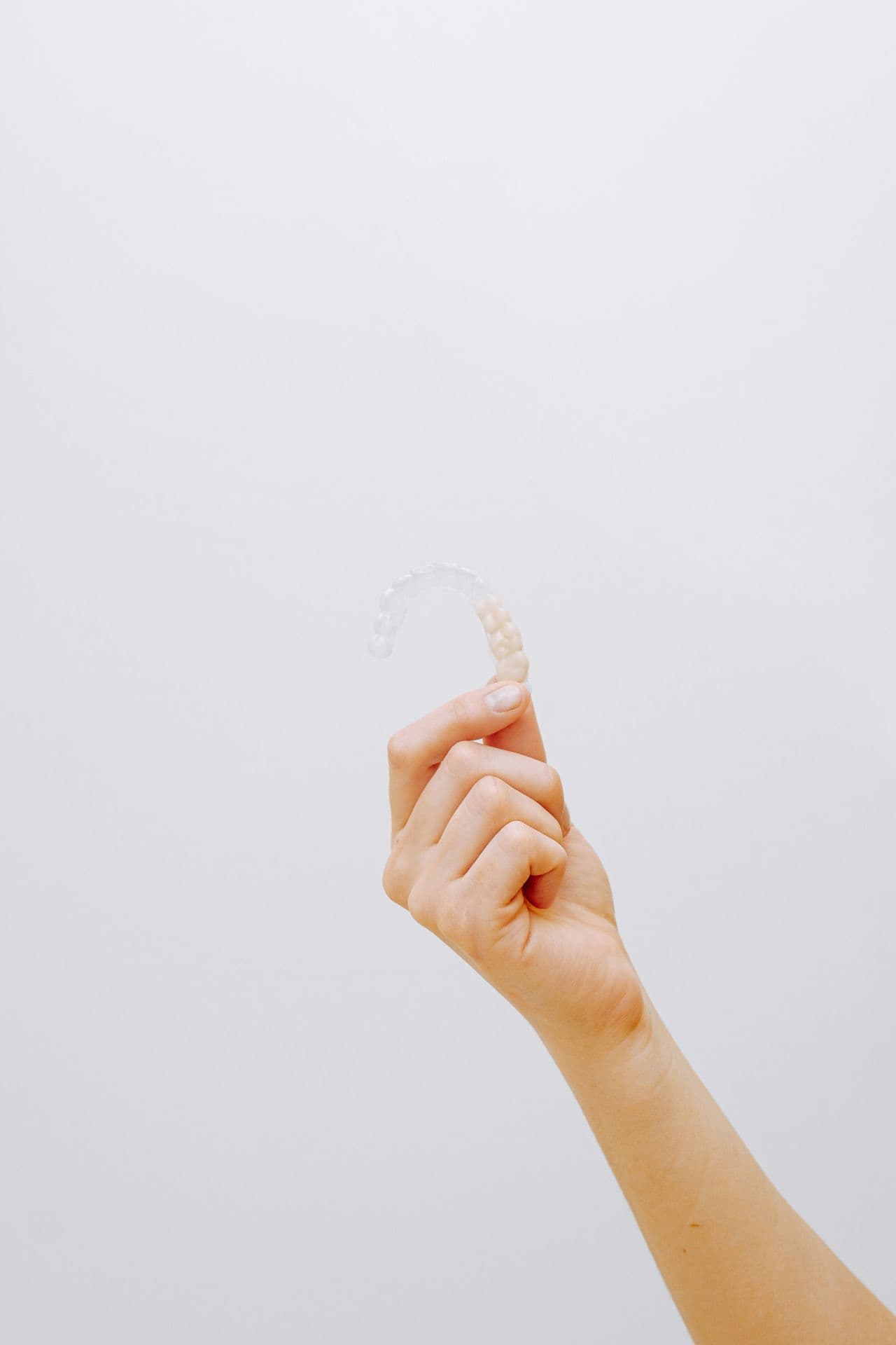 Maßgefertigte transparente Aligner-Schiene in der Hand (Beispielbild)