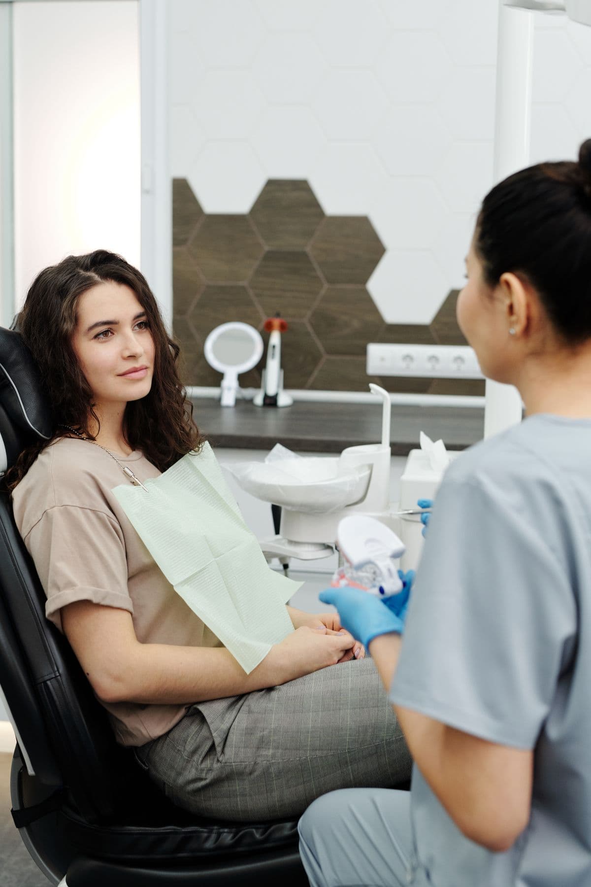 Beratungsgespräch zur Implantatbehandlung (Beispielbild)